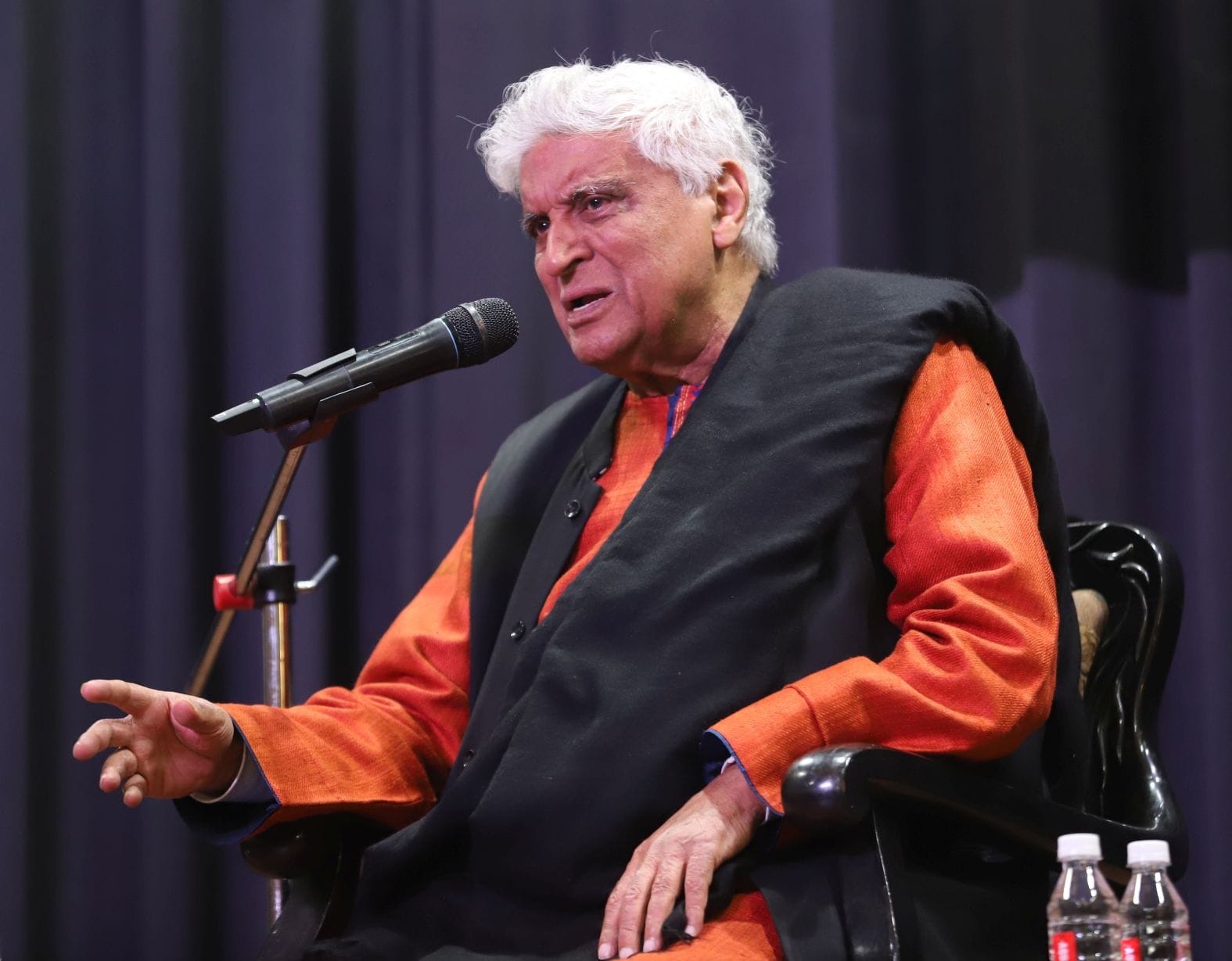  गोमतीनगर स्थित उत्तर प्रदेश उर्दू अकादमी के सभागार में जावेद अख्तर के साथ परिचर्चा का आयोजन हु