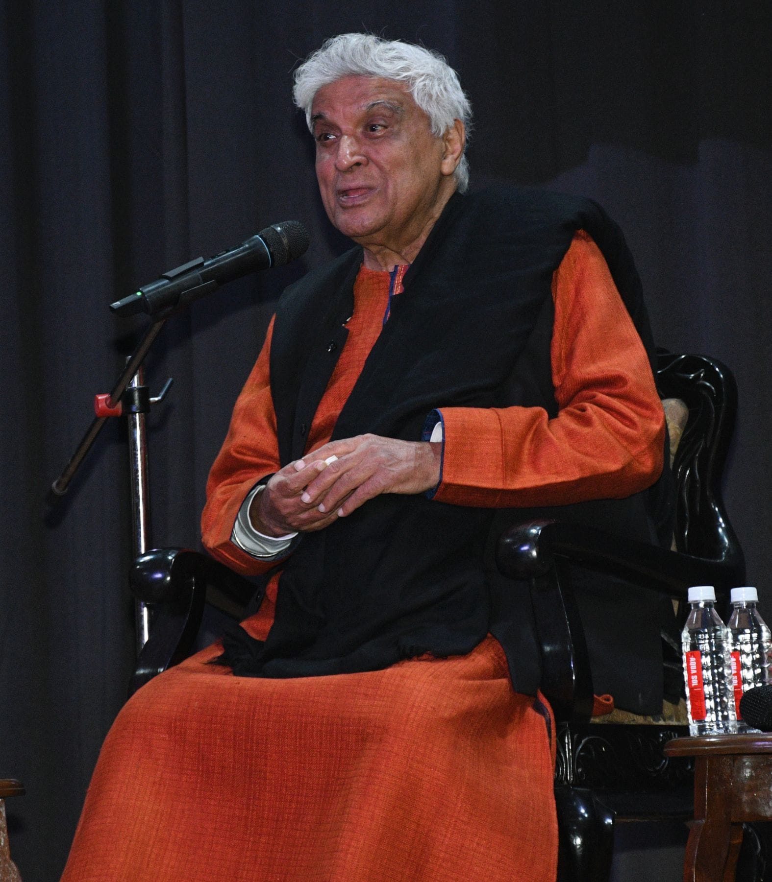  गोमतीनगर स्थित उत्तर प्रदेश उर्दू अकादमी के सभागार में जावेद अख्तर के साथ परिचर्चा का आयोजन हु