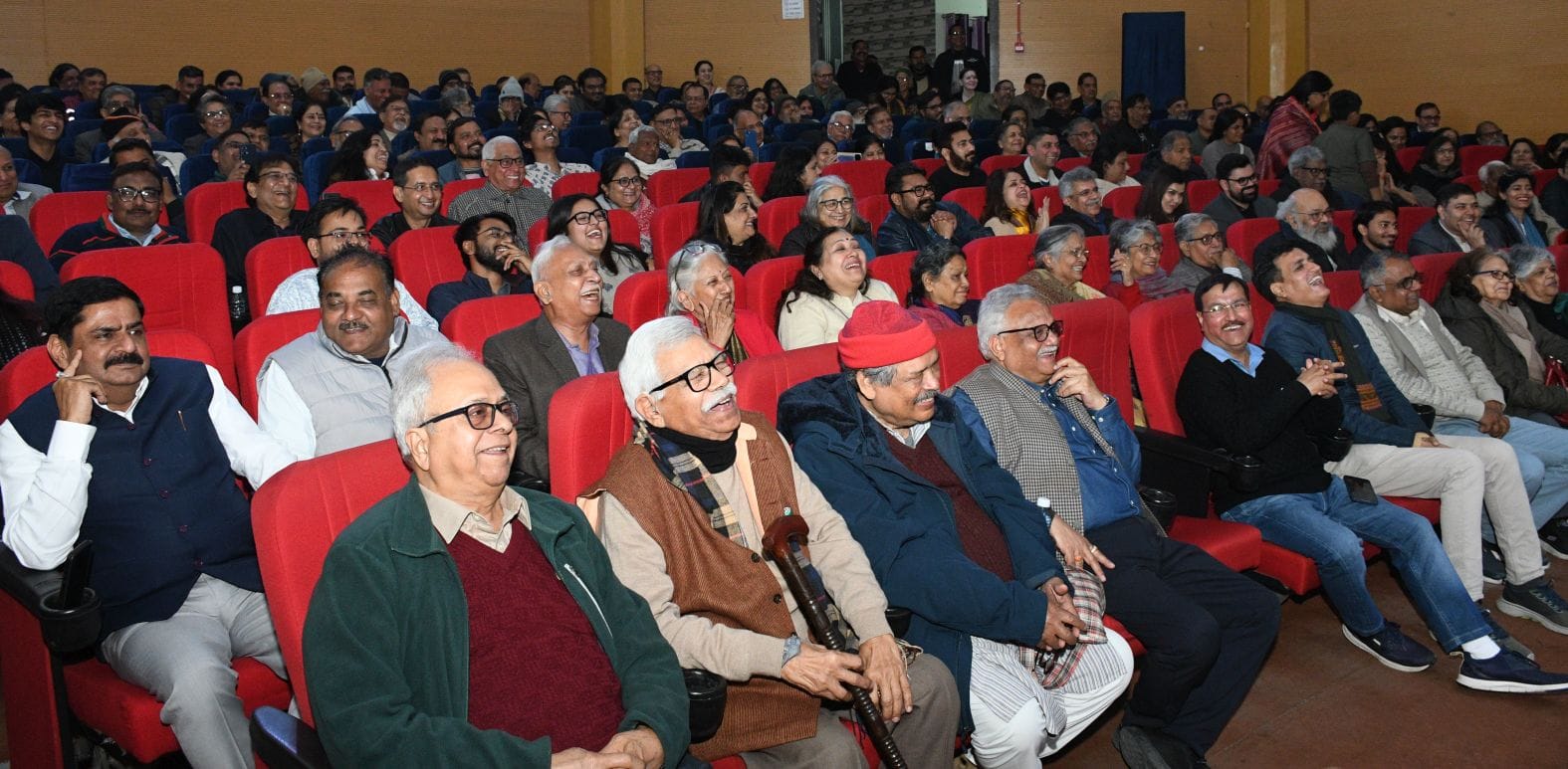  गोमतीनगर स्थित उत्तर प्रदेश उर्दू अकादमी के सभागार में जावेद अख्तर के साथ परिचर्चा का आयोजन हु