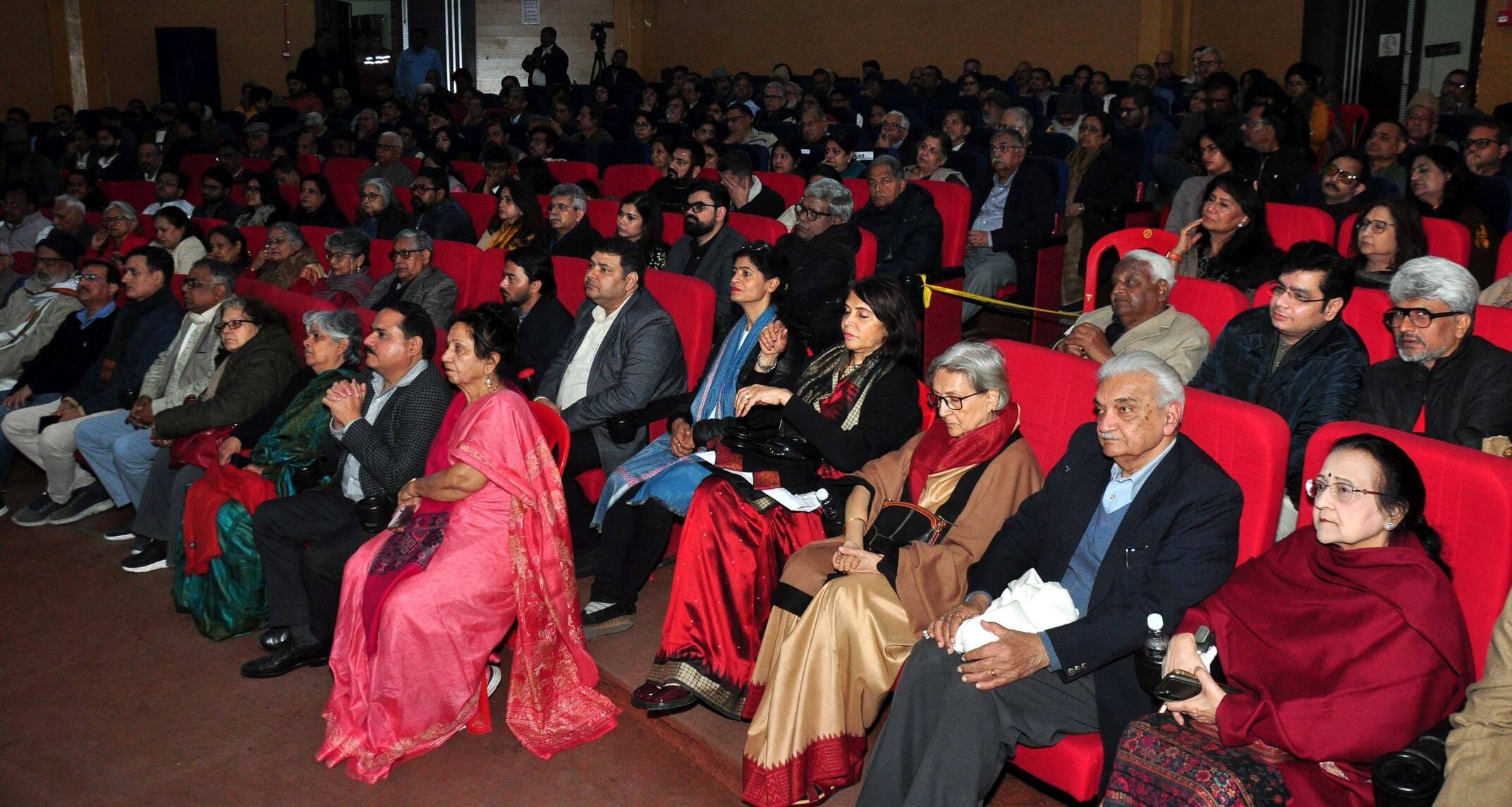  गोमतीनगर स्थित उत्तर प्रदेश उर्दू अकादमी के सभागार में जावेद अख्तर के साथ परिचर्चा का आयोजन हु