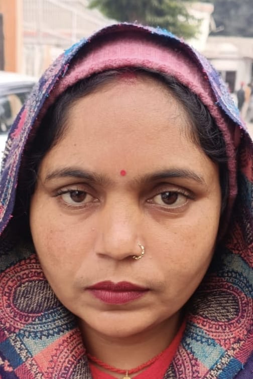 ग्रामीण क्षेत्र में अपना काम करती बिजली सखी। स्रोत: बिजली सखी