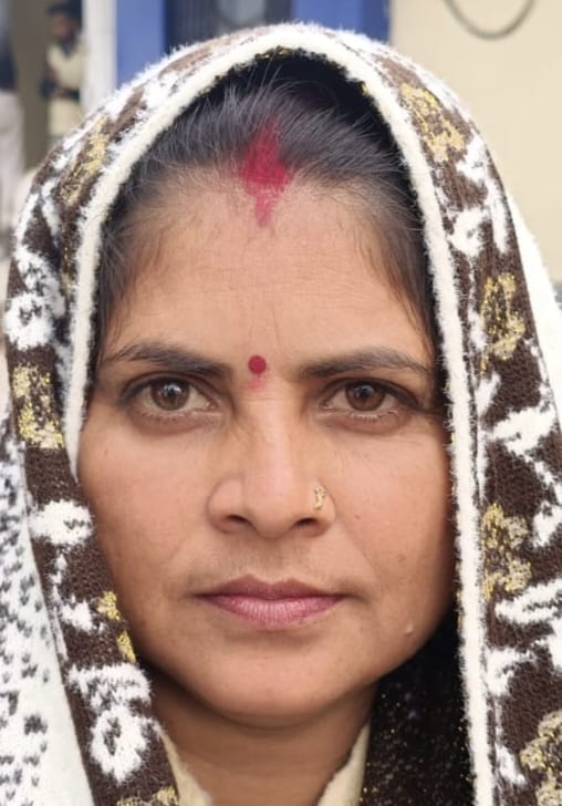 ग्रामीण क्षेत्र में अपना काम करती बिजली सखी। स्रोत: बिजली सखी