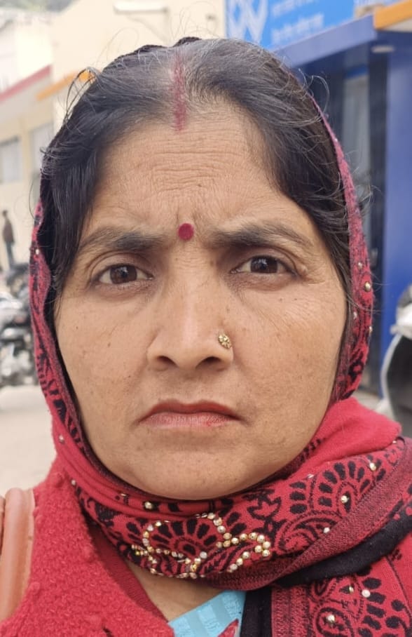 ग्रामीण क्षेत्र में अपना काम करती बिजली सखी। स्रोत: बिजली सखी