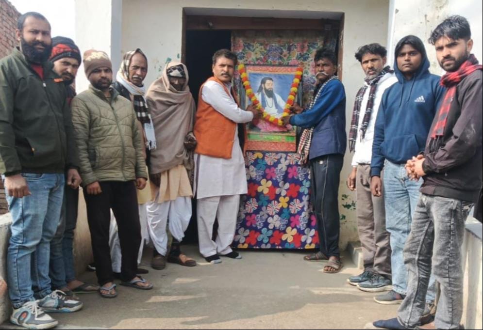 गांव हथछोया में श्री संत शिरोमणि रविदास महाराज आश्रम पर करते हवन पूजन श्रद्धालु । संवाद गांव हथछोया में श्री संत शिरोमणि रविदास महाराज आश्रम पर करते हवन पूजन श्रद्धालु । संवाद