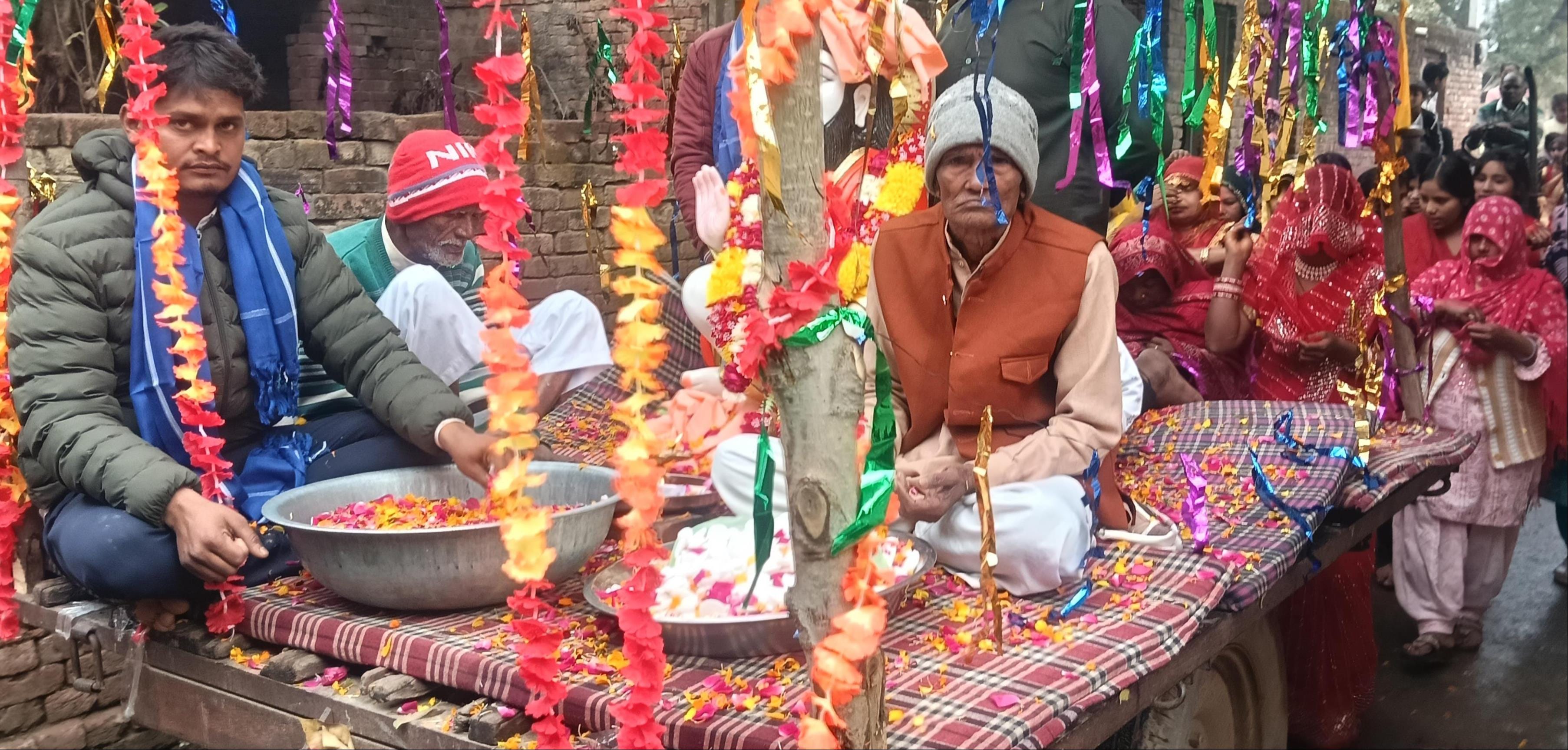 गांव हथछोया में श्री संत शिरोमणि रविदास महाराज आश्रम पर करते हवन पूजन श्रद्धालु । संवाद गांव हथछोया में श्री संत शिरोमणि रविदास महाराज आश्रम पर करते हवन पूजन श्रद्धालु । संवाद