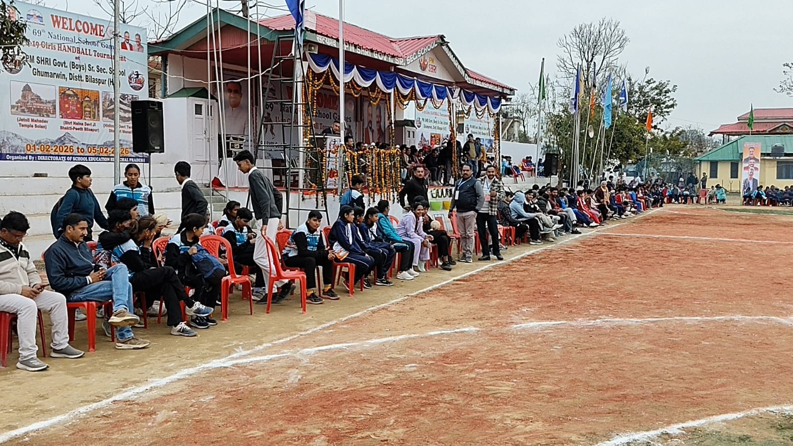 घुमारवीं में चल रही हैंडबाल प्रतियोगिता में दमखम दिखाती खिलाड़ी और पहुंचे दर्शक। संवाद