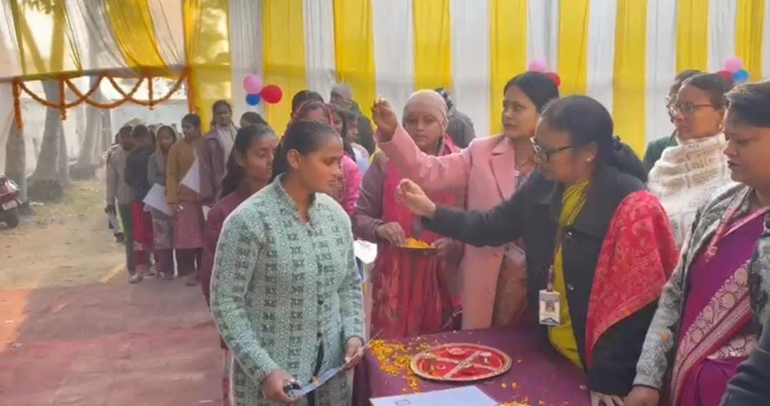 इंटर परीक्षा में अनोखा अंदाज में स्वागत