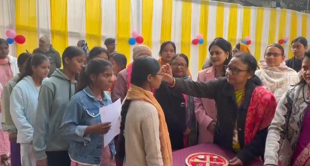 इंटर परीक्षा में अनोखा अंदाज में स्वागत
