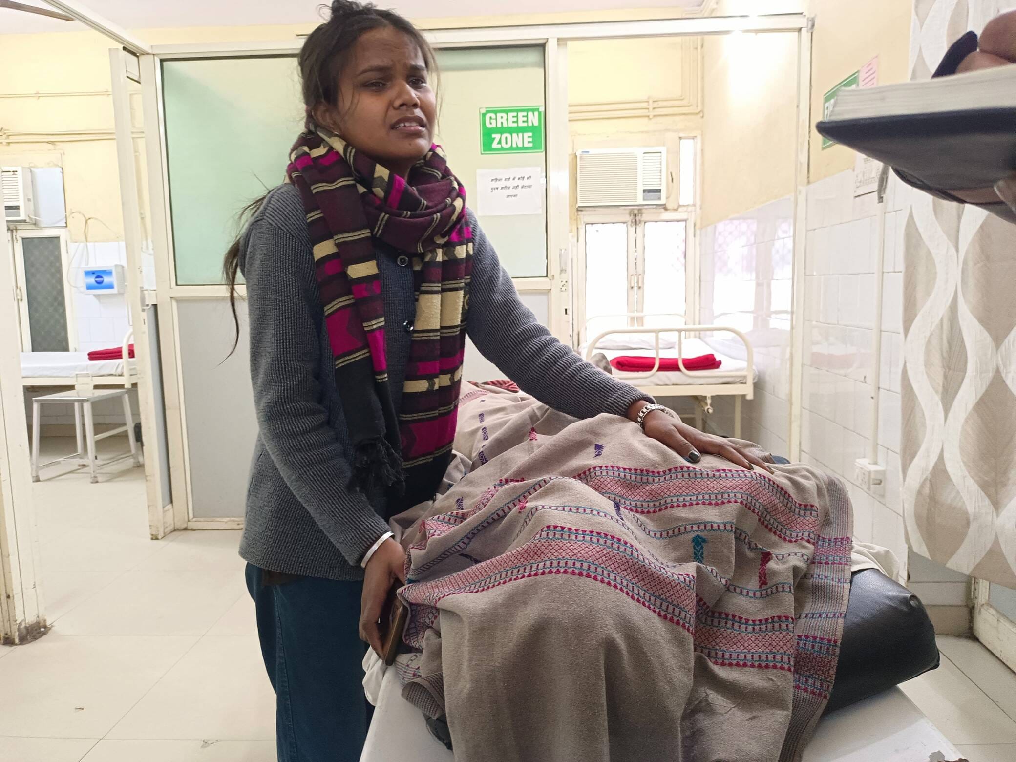 जिला अस्पताल की ओपीडी में उमड़ी मरीजों की भीड़। संवाद