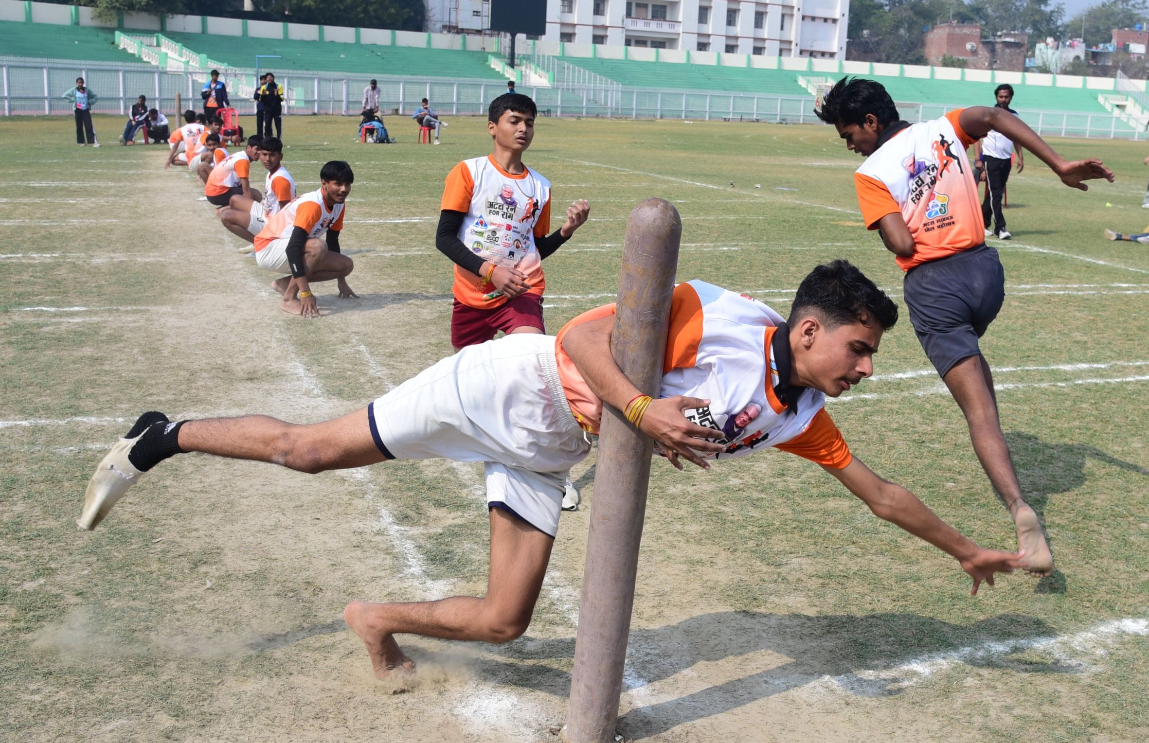 केडी सिंह बाबू स्टेडियम में खो-खो के मुकाबले में अंक बटोरने का प्रयास करते खिलाड़ी। केडी सिंह बाबू स्टेडियम में खो-खो के मुकाबले में अंक बटोरने का प्रयास करते खिलाड़ी।