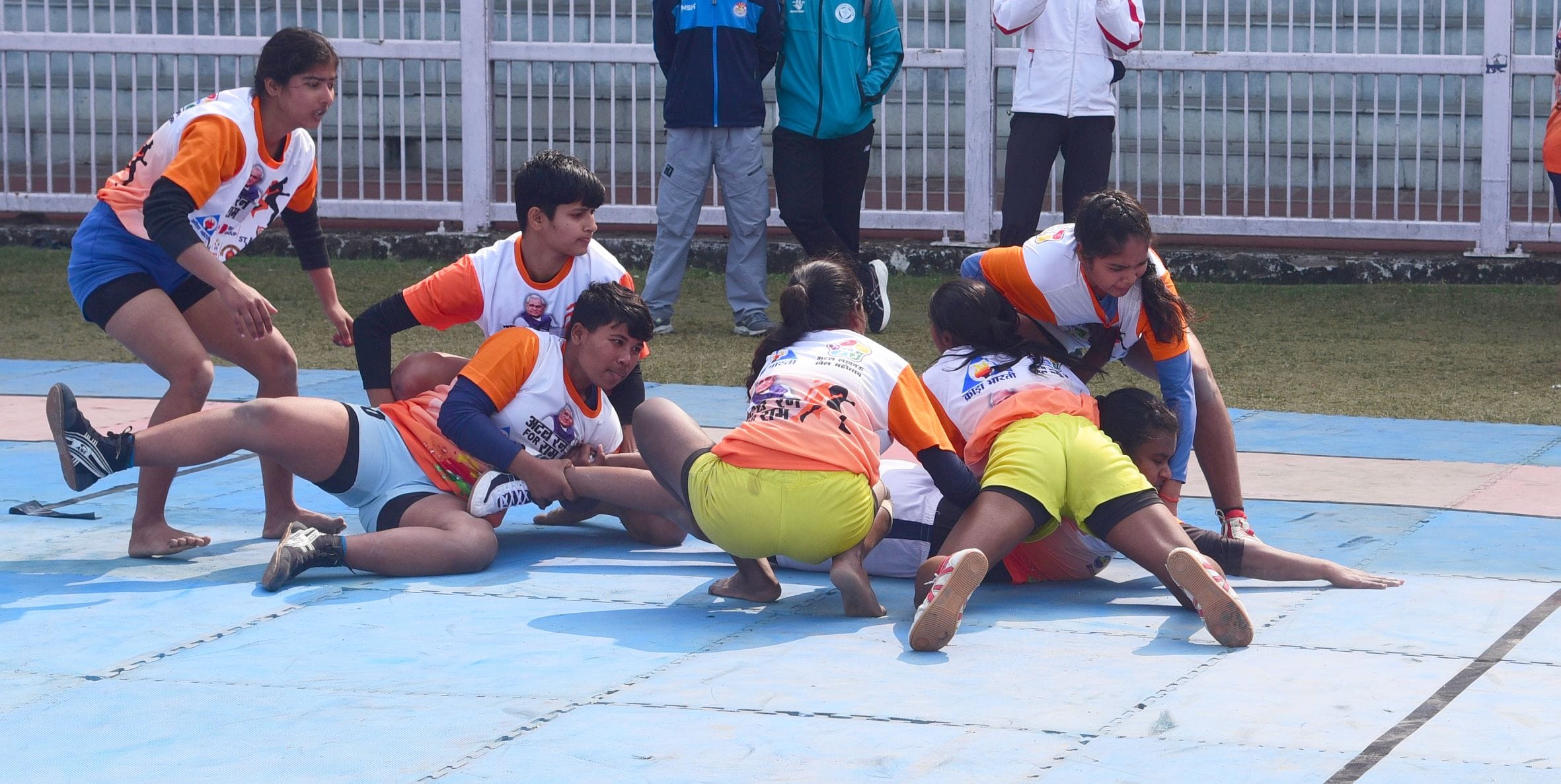 केडी सिंह बाबू स्टेडियम में खो-खो के मुकाबले में अंक बटोरने का प्रयास करते खिलाड़ी। केडी सिंह बाबू स्टेडियम में खो-खो के मुकाबले में अंक बटोरने का प्रयास करते खिलाड़ी।