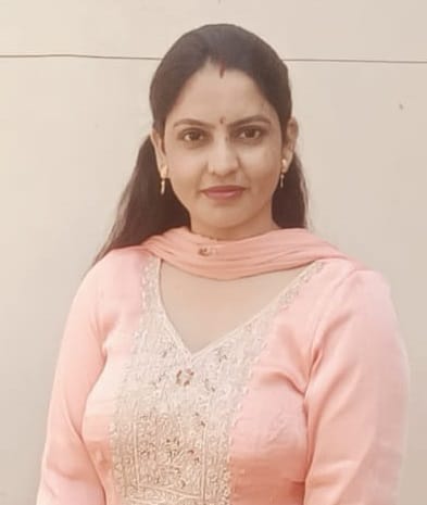 कुरुक्षेत्र। सेक्टर-13 स्थित दुकान में महिला को उपहार दिखाती संचालक सुमन। संवाद