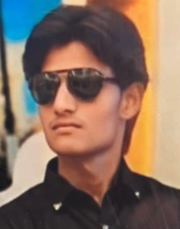 कांधला सीएचसी में विलाप करता मृतक का भाई । संवाद कांधला सीएचसी में विलाप करता मृतक का भाई । संवाद