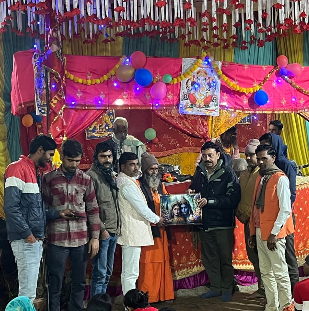 कौढ़ा गांव के नर्मदेश्वर महादेव मंदिर पर आयोजित श्रीमद्भागवत कथा श्रवण के लिए उपस्थित श्रद्धाल कौढ़ा गांव के नर्मदेश्वर महादेव मंदिर पर आयोजित श्रीमद्भागवत कथा श्रवण के लिए उपस्थित श्रद्धाल