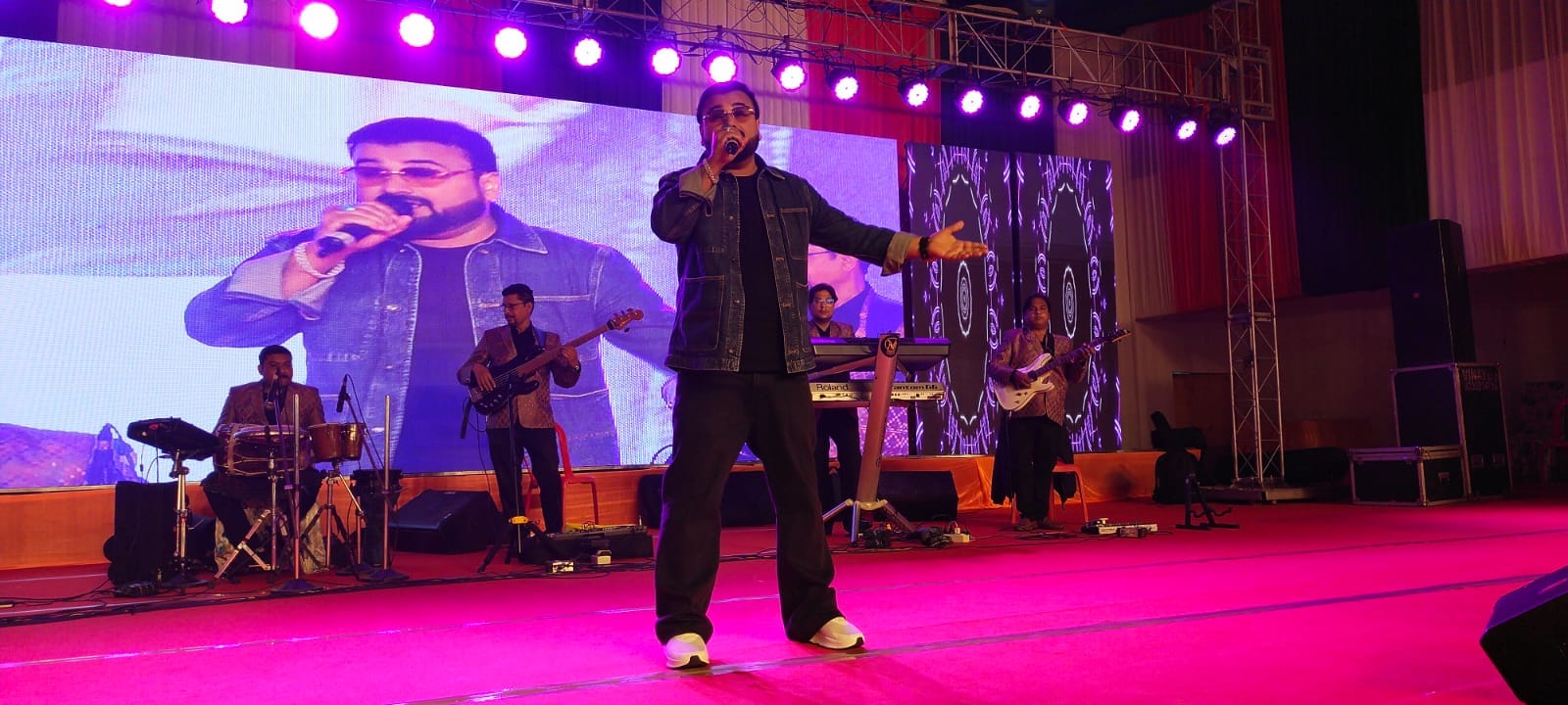 महोत्सव में गायिका शिवांशी अपने गीत प्रस्तुत करते हुए-संवाद