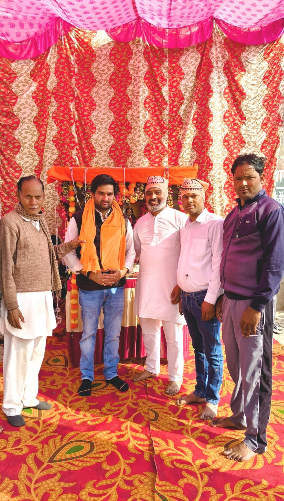 मुख्यातिथि राजिंदर जैलदार का स्वागत करते ग्रामीण। स्रोत : सोशल मीडिया