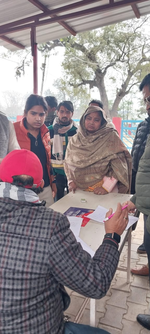 नहाल चौकी पहुंचे मतदाता व समाजवादी पार्टी के पदाधिकारी। संवाद नहाल चौकी पहुंचे मतदाता व समाजवादी पार्टी के पदाधिकारी। संवाद