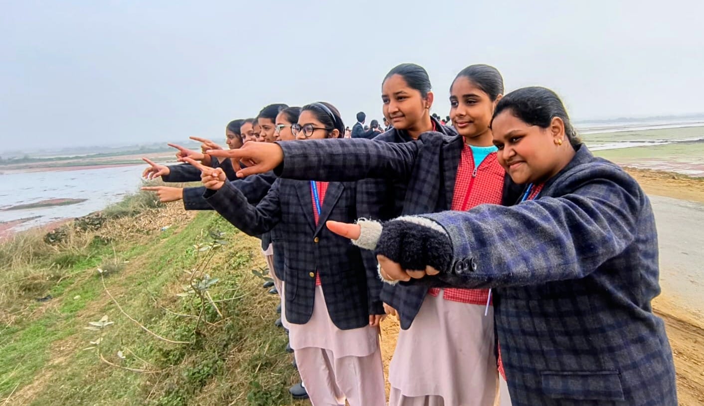 प्रवासी पक्षियों को देखते बच्चे स्रोत संवाद