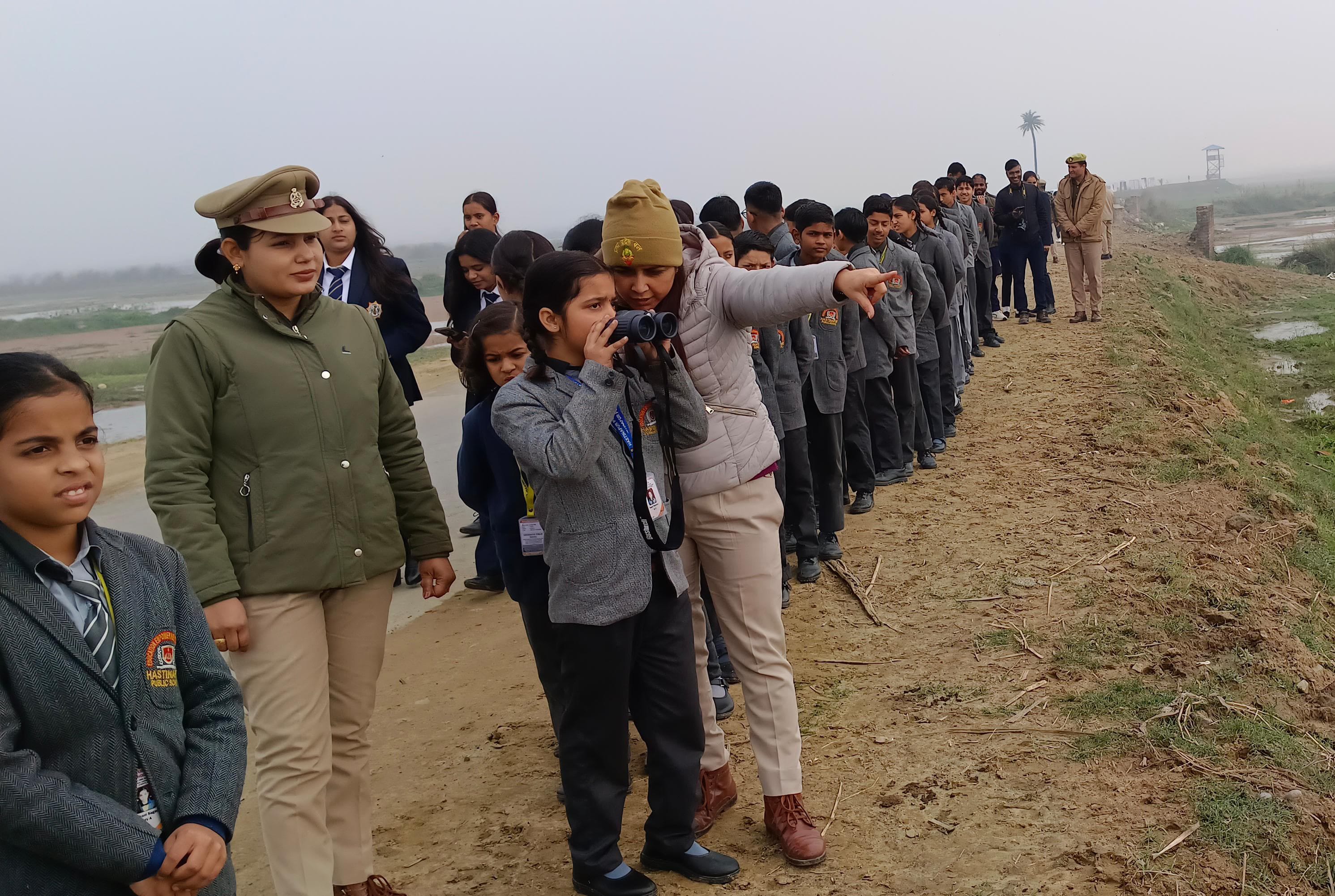 प्रवासी पक्षियों को देखते बच्चे स्रोत संवाद