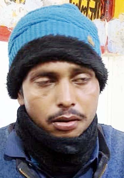 पुवायां में टेंपो पलटने से घायल देवकी देवी। संवाद