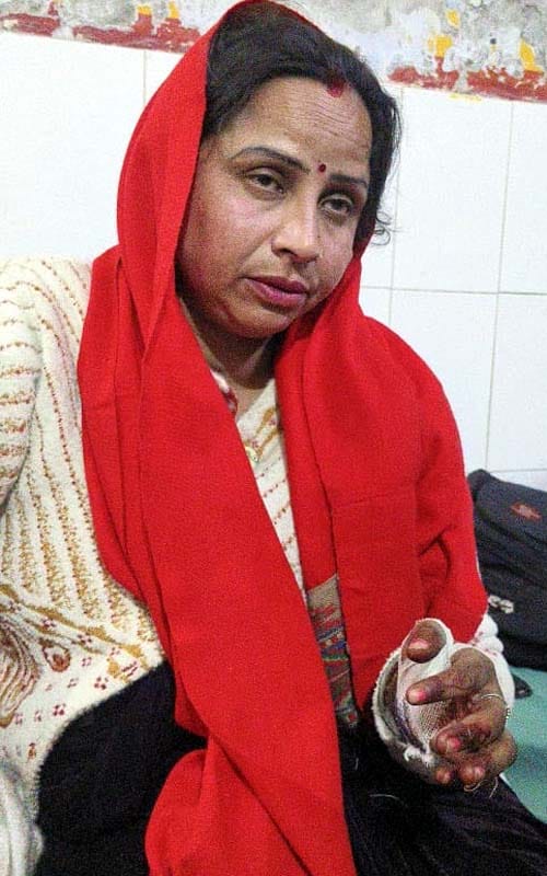 पुवायां में टेंपो पलटने से घायल देवकी देवी। संवाद