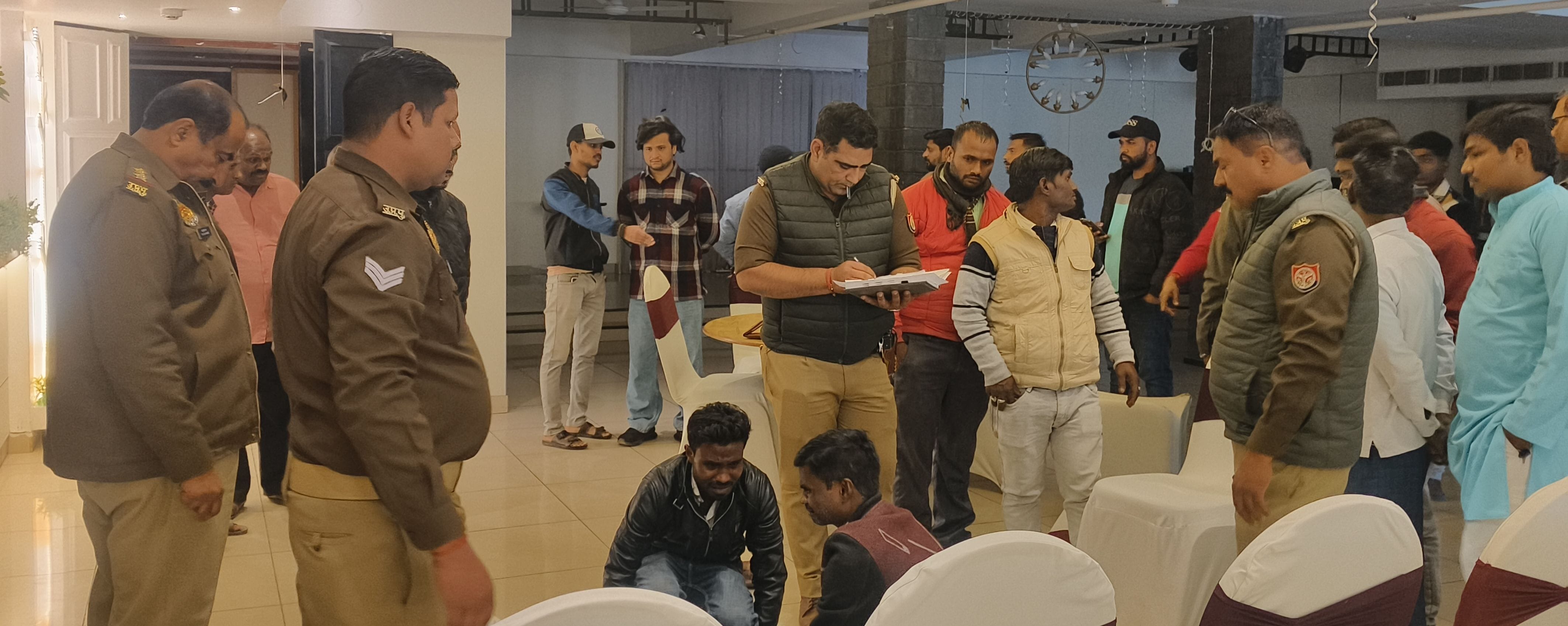 रेस्टोरेंट में रोते परिजन एवं जांच करती पुलिस। 