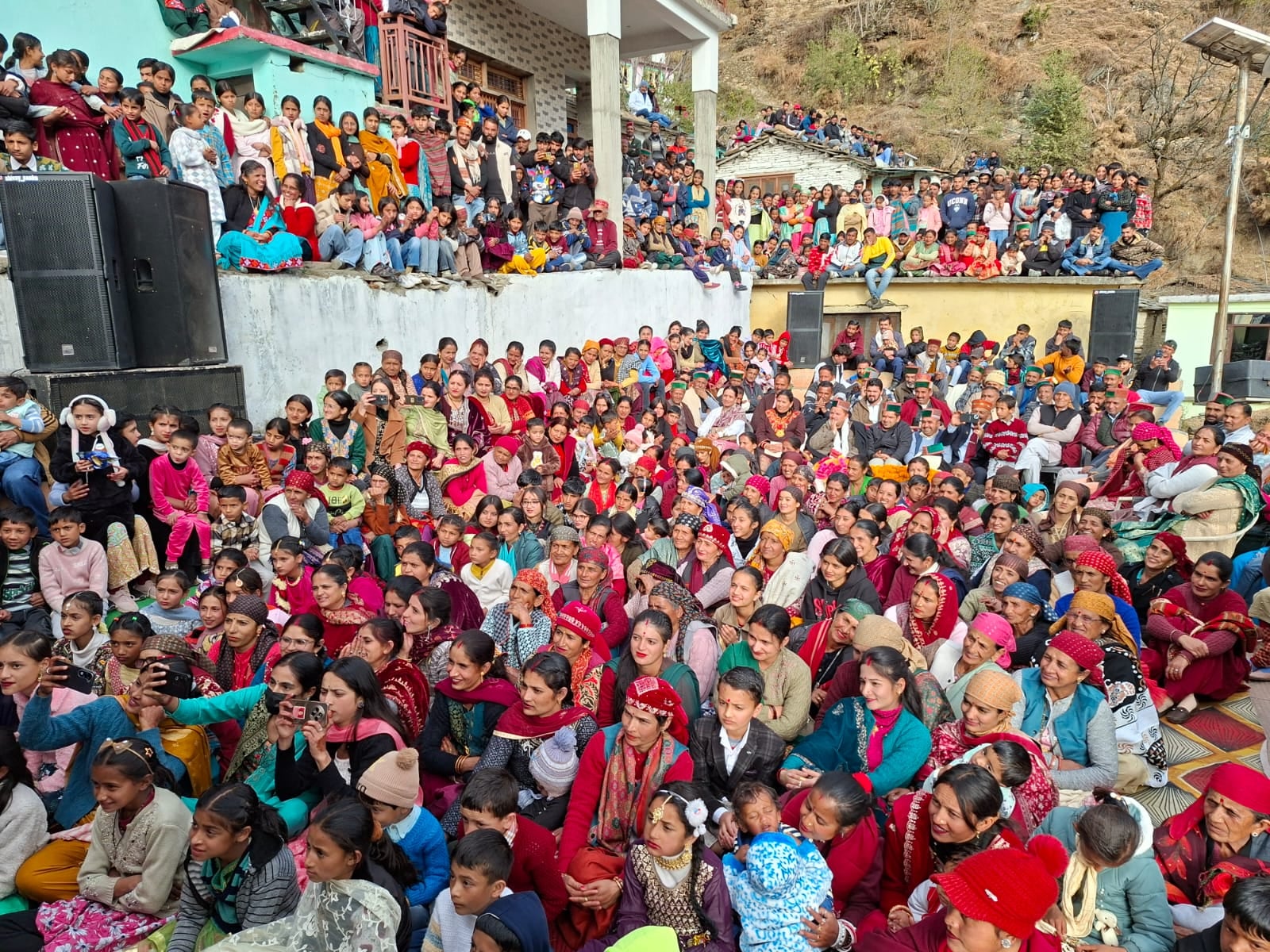 संगड़ाह उपमंडल के कैंथू गांव में आयोजित सांस्कृतिक मेले में प्रस्तुति देते गायक दीपक चौहान। संव संगड़ाह उपमंडल के कैंथू गांव में आयोजित सांस्कृतिक मेले में प्रस्तुति देते गायक दीपक चौहान। संव