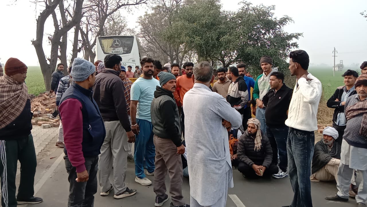 सड़क दुर्घटना के बाद मौके पर पहुंची पुलिस टीम कार्रवाई करते हुए:संवाद