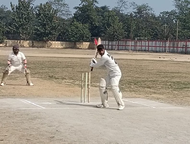 शाह क्लब मैदान पर शॉट खेलतीं काव्या। संवाद