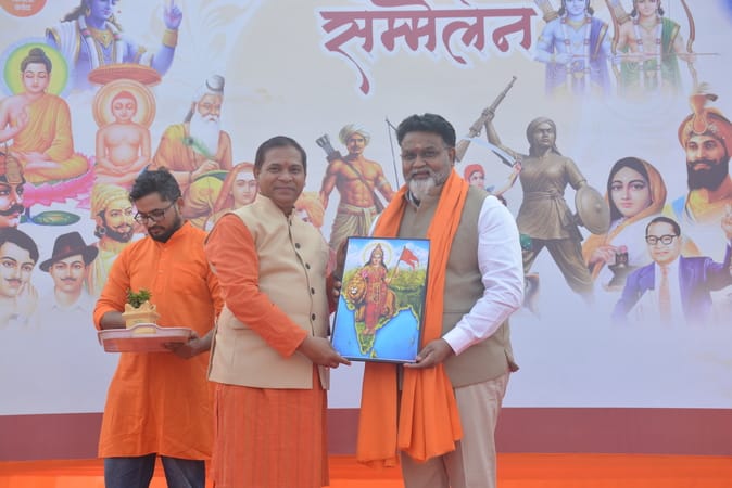 शहर के अलग-अलग इलाकों में रविवार को हिंदू सम्मेलन हुआ। शहर के अलग-अलग इलाकों में रविवार को हिंदू सम्मेलन हुआ।