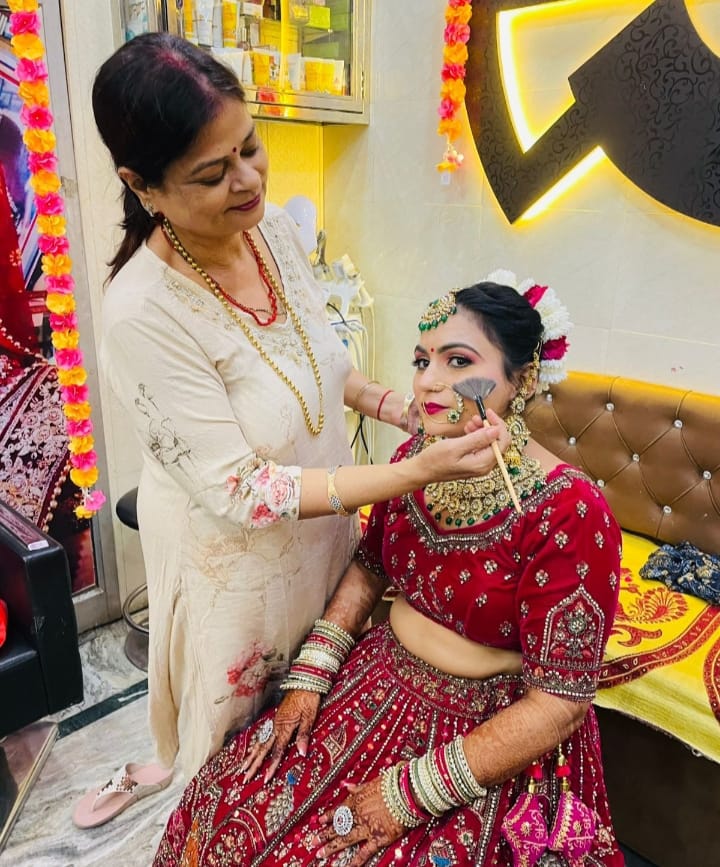 शहर के माजरा रोड पर पार्लर में दुल्हन को तैयार करते हुए. संचालिका
