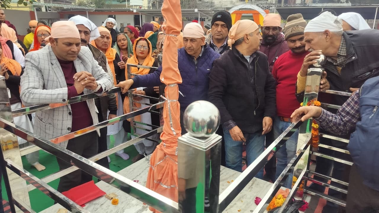 शहर के वार्ड 10 स्थित रविदास मंदिर में झंडा चढ़ाने की रस्म पूरी करते श्रद्धालु। संवाद शहर के वार्ड 10 स्थित रविदास मंदिर में झंडा चढ़ाने की रस्म पूरी करते श्रद्धालु। संवाद