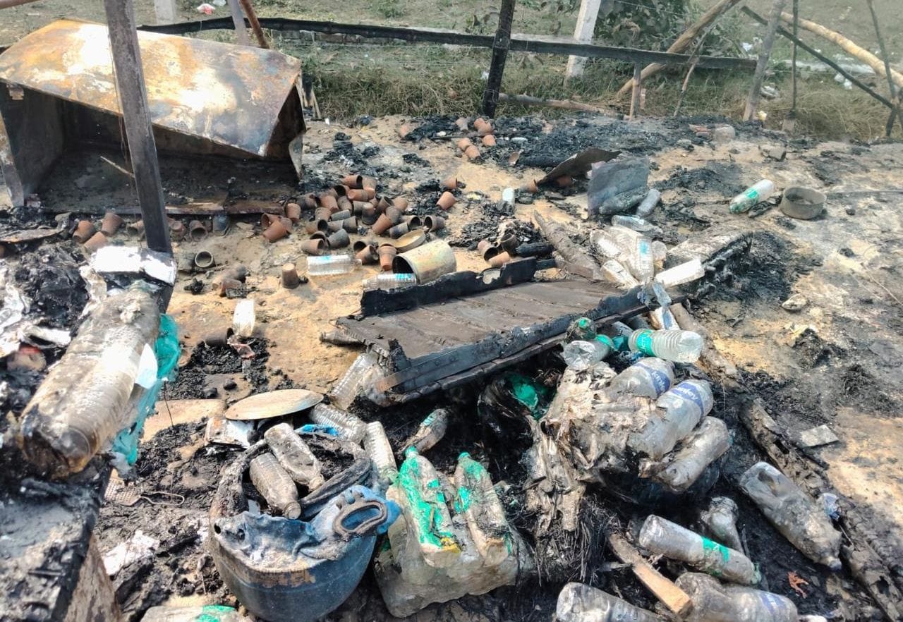 दुकान में लगी आग से जला सामान व दबंगों की पिटाई से घायल श्रीपाल।