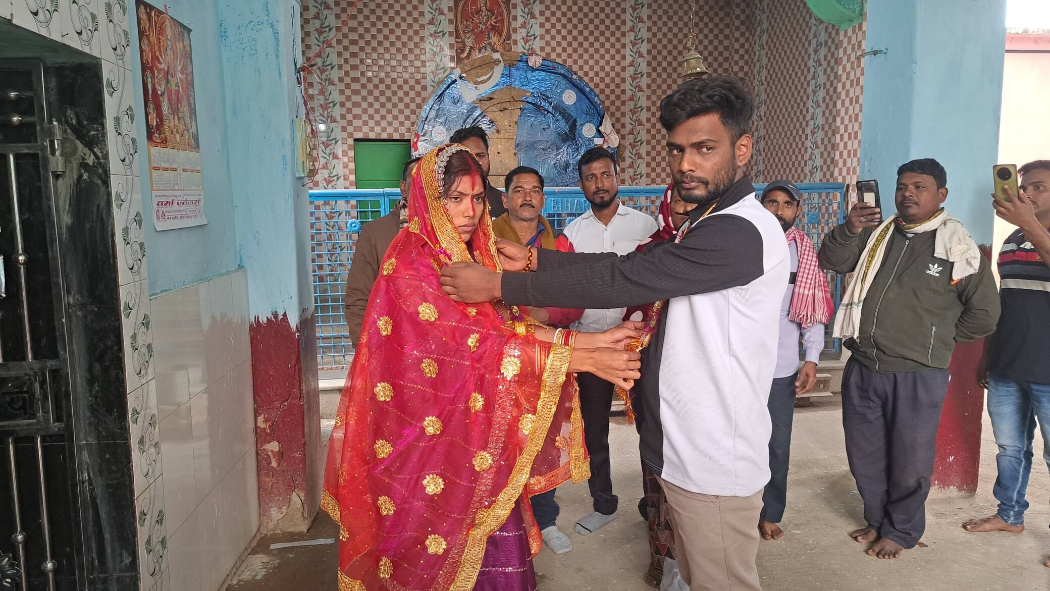 थाना परिसर में  प्रेमी युगल का शादी