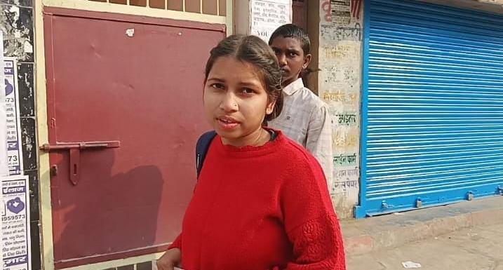 देर से पहुंची छात्रा रो पड़ी