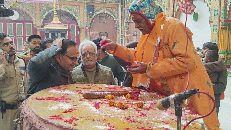 द्वारकाधीश मंदिर में ढप का पूजन करते मंदिर के पदाधिकारी।
