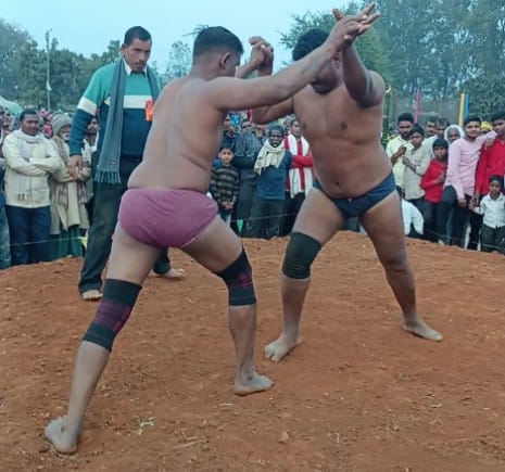 विंध्यवासिनी क्रिकेट मैदान में आयोजित क्रिकेट प्रतियोगिता में बॉल फेंकता खिलाड़ी, स्रोत संवाद