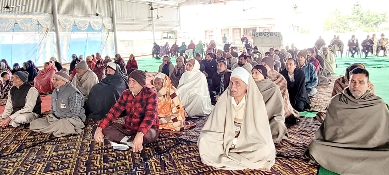 व्यासपुर में साप्ताहिक सत्संग में प्रवचन करती साध्वी अनुपमा भारती व अन्य। प्रवक्ता