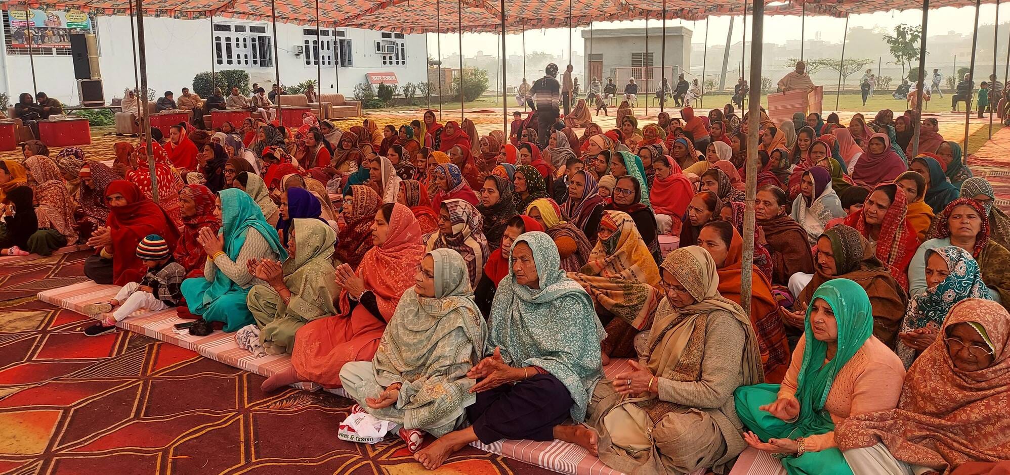 02जेएनडी23: कथावचन करते हुए कथावाचक धर्मपाल नाभा ।  संवाद।