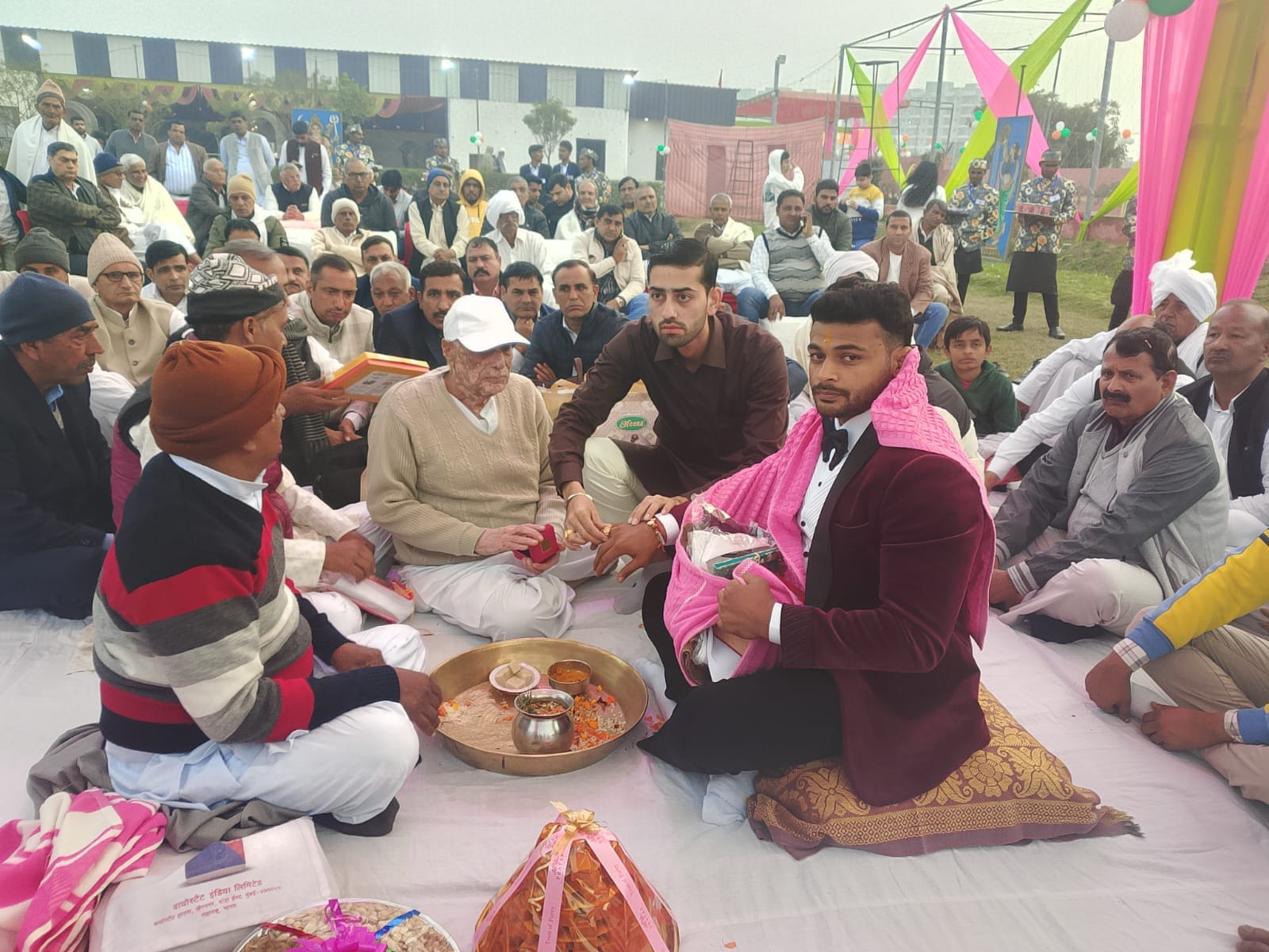 02jjr30-तिलक कार्यक्रम में परिवार की महिलाओं के साथ ओलंपियन दीपक पूनिया। स्रोत-परिवार