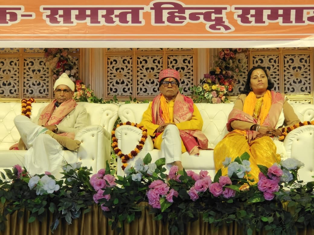 4-कौशलपुरी में आयोजित हिंदू सम्मेलन में मौजूद लोग 4-कौशलपुरी में आयोजित हिंदू सम्मेलन में मौजूद लोग