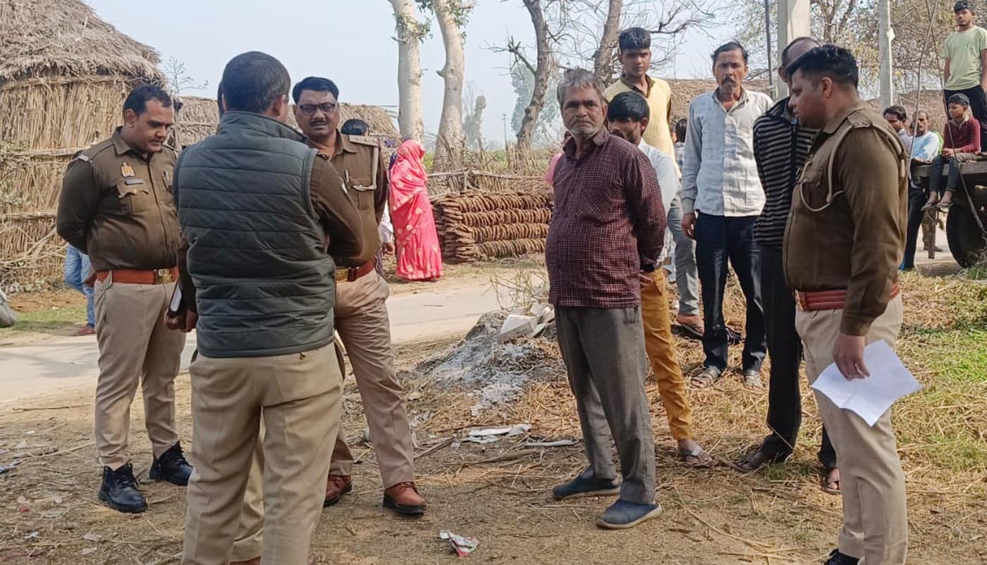 आंबेडकर प्रतिमा लगाने की कोशिश की शिकायत करने आए ग्रामीण। संवाद आंबेडकर प्रतिमा लगाने की कोशिश की शिकायत करने आए ग्रामीण। संवाद
