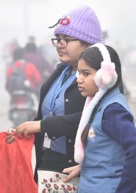 अमर उजाला....सुबह नौ बजे कोहरे के बीच दिल्ली रोड से गुजरते लोग। अमर उजाला....सुबह नौ बजे कोहरे के बीच दिल्ली रोड से गुजरते लोग।