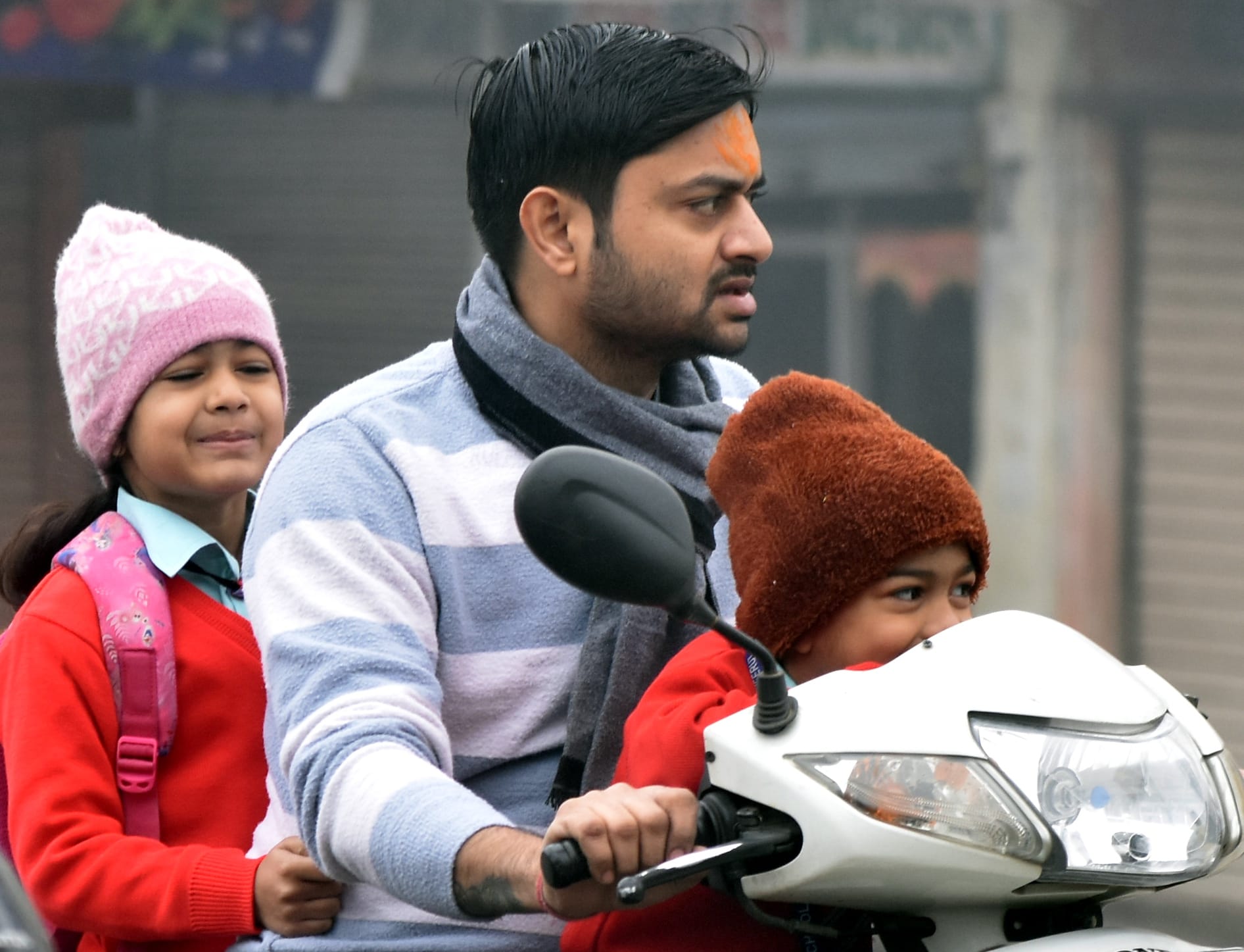 अमर उजाला....सुबह नौ बजे कोहरे के बीच दिल्ली रोड से गुजरते लोग। अमर उजाला....सुबह नौ बजे कोहरे के बीच दिल्ली रोड से गुजरते लोग।