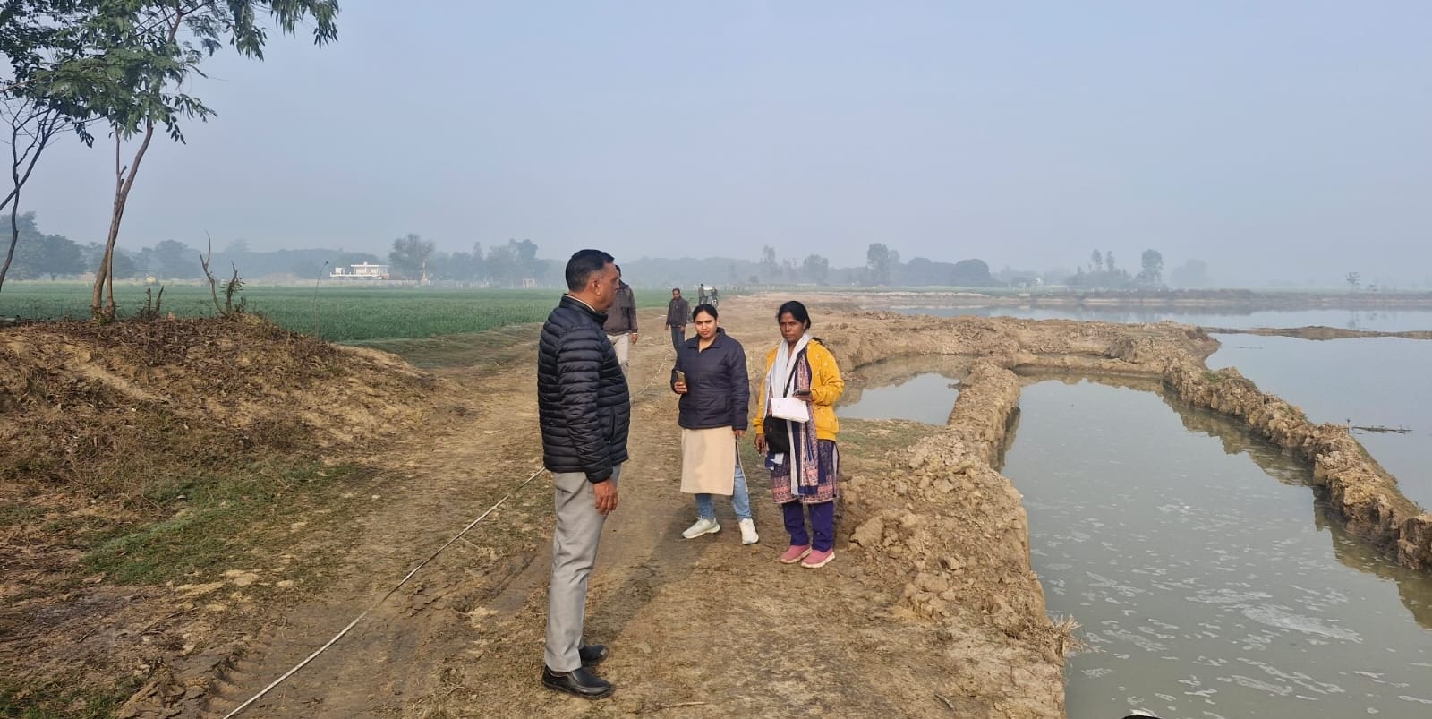 बख्शी का तालाब क्षेत्र में अवैध खनन के खिलाफ कार्रवाई करते अधिकारी। बख्शी का तालाब क्षेत्र में अवैध खनन के खिलाफ कार्रवाई करते अधिकारी।