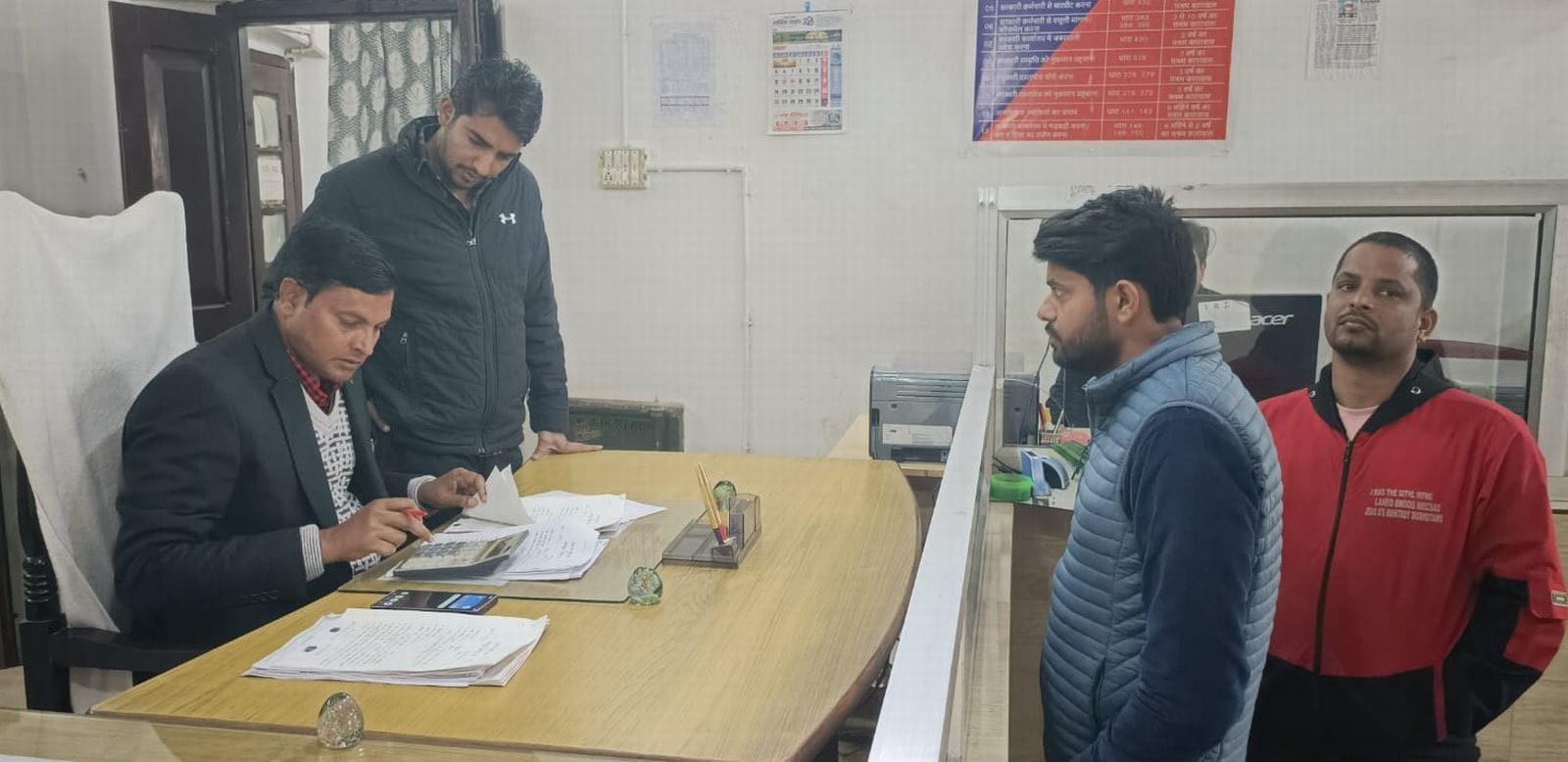 बैनामा कराने को खड़े सुखपाल व  अन्य लोग। संवाद