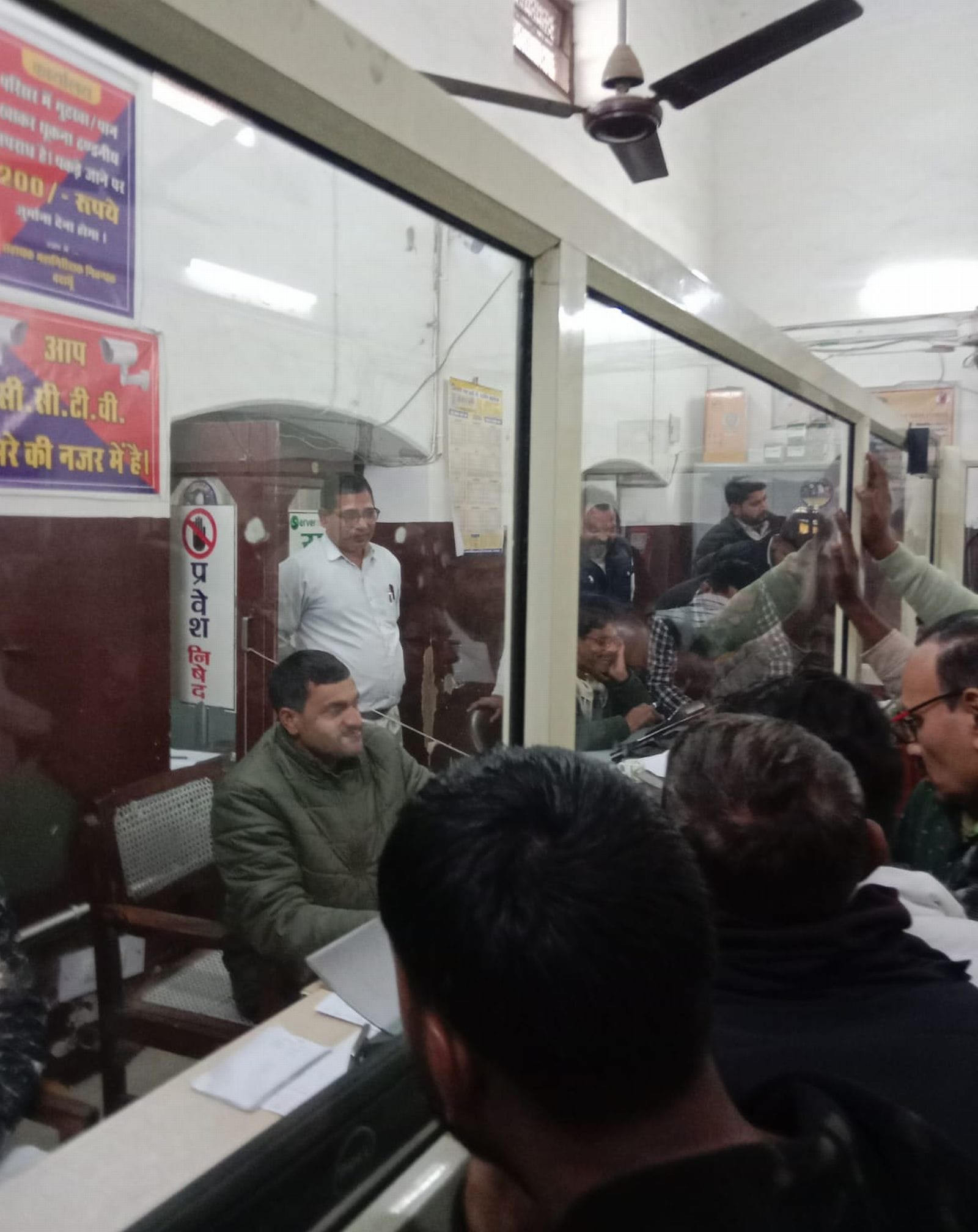 बैनामा कराने को खड़े सुखपाल व  अन्य लोग। संवाद