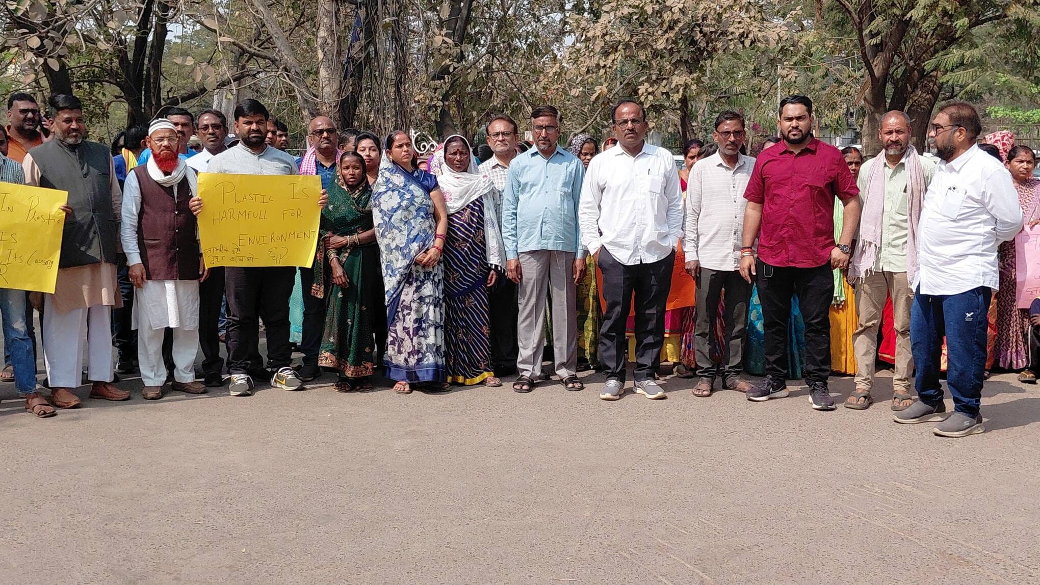 बॉटलिंग का काम करने वाले मजदूरों का प्रदर्शन,सरकार के आबकारी नीति का कर रहे है विरोध