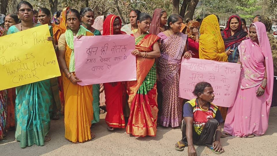 बॉटलिंग का काम करने वाले मजदूरों का प्रदर्शन,सरकार के आबकारी नीति का कर रहे है विरोध