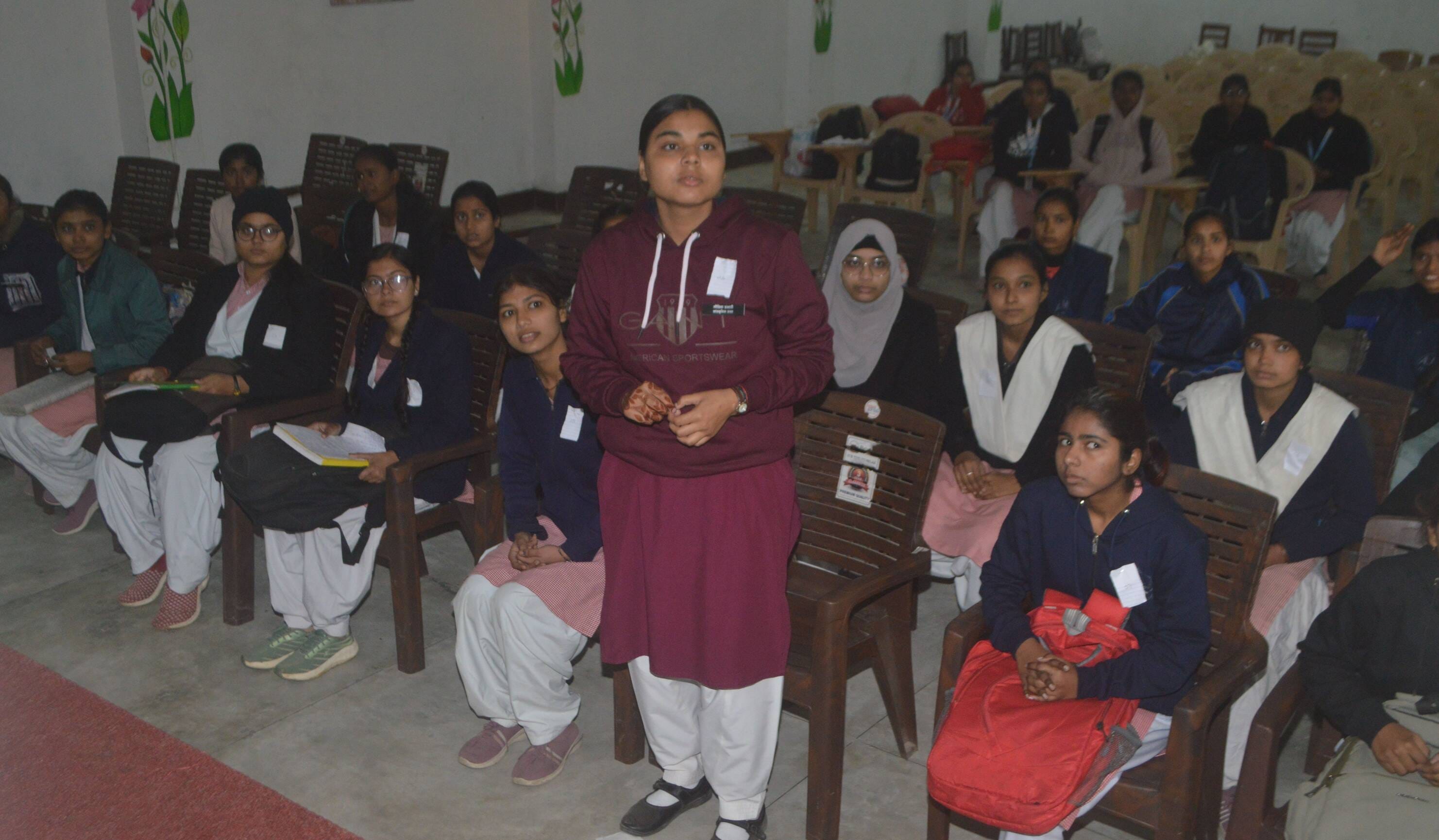 फोटो-07- आर्यकन्या महाविद्यालय में प्रतियोगिता में प्रतिभाग करती छात्रा। संवाद